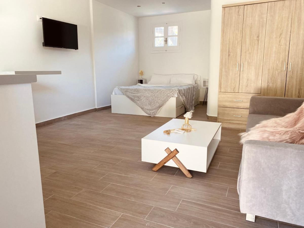 Louvros Luxury Suites Dassia  Buitenkant foto