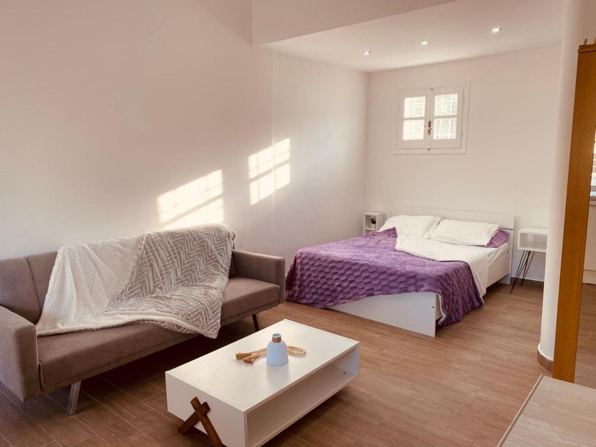 Louvros Luxury Suites Dassia  Buitenkant foto