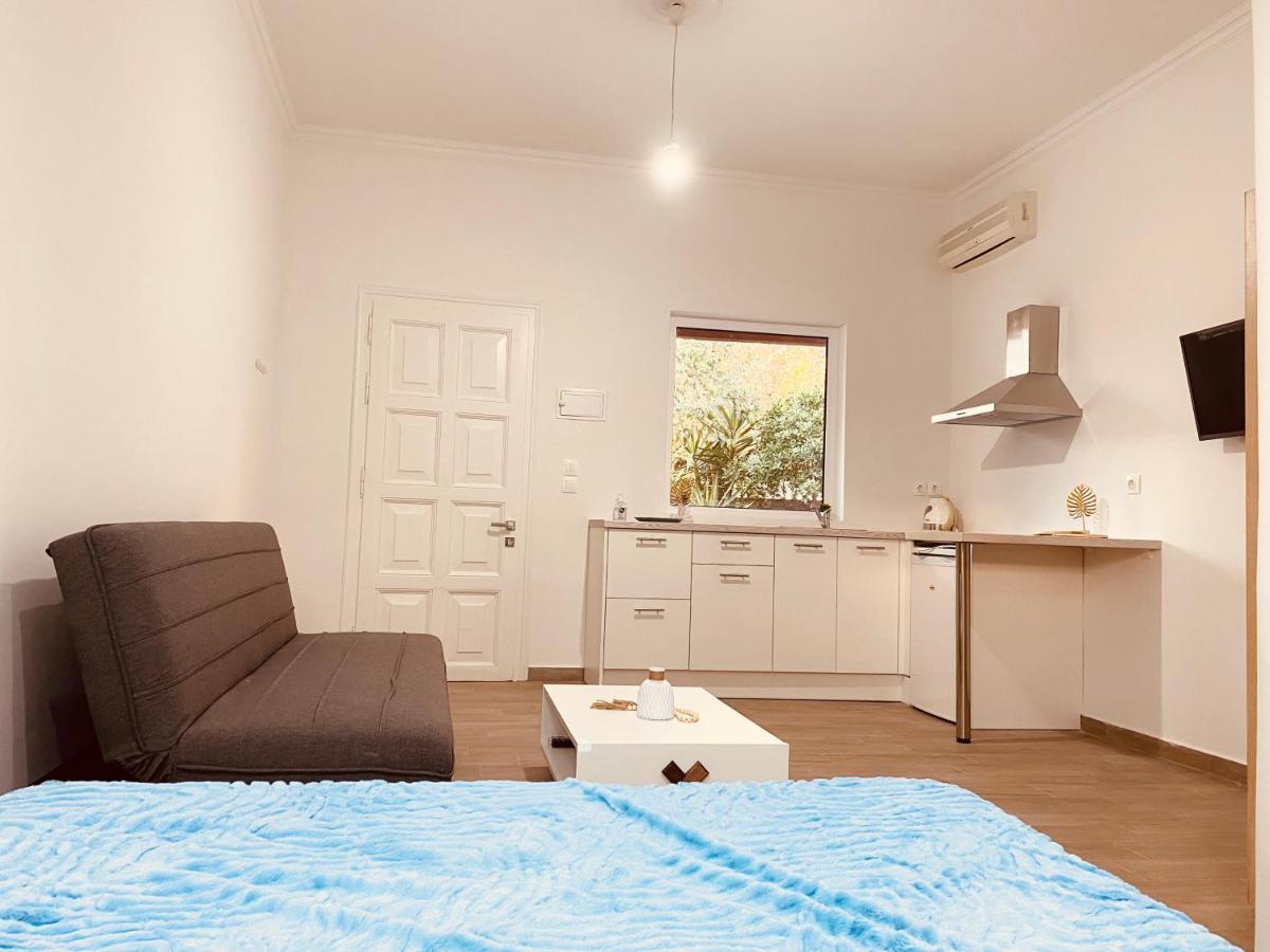 Louvros Luxury Suites Dassia  Buitenkant foto