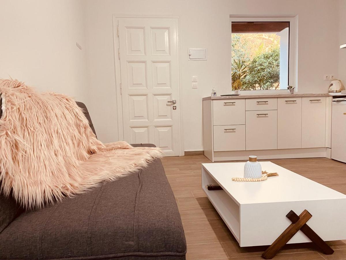 Louvros Luxury Suites Dassia  Buitenkant foto