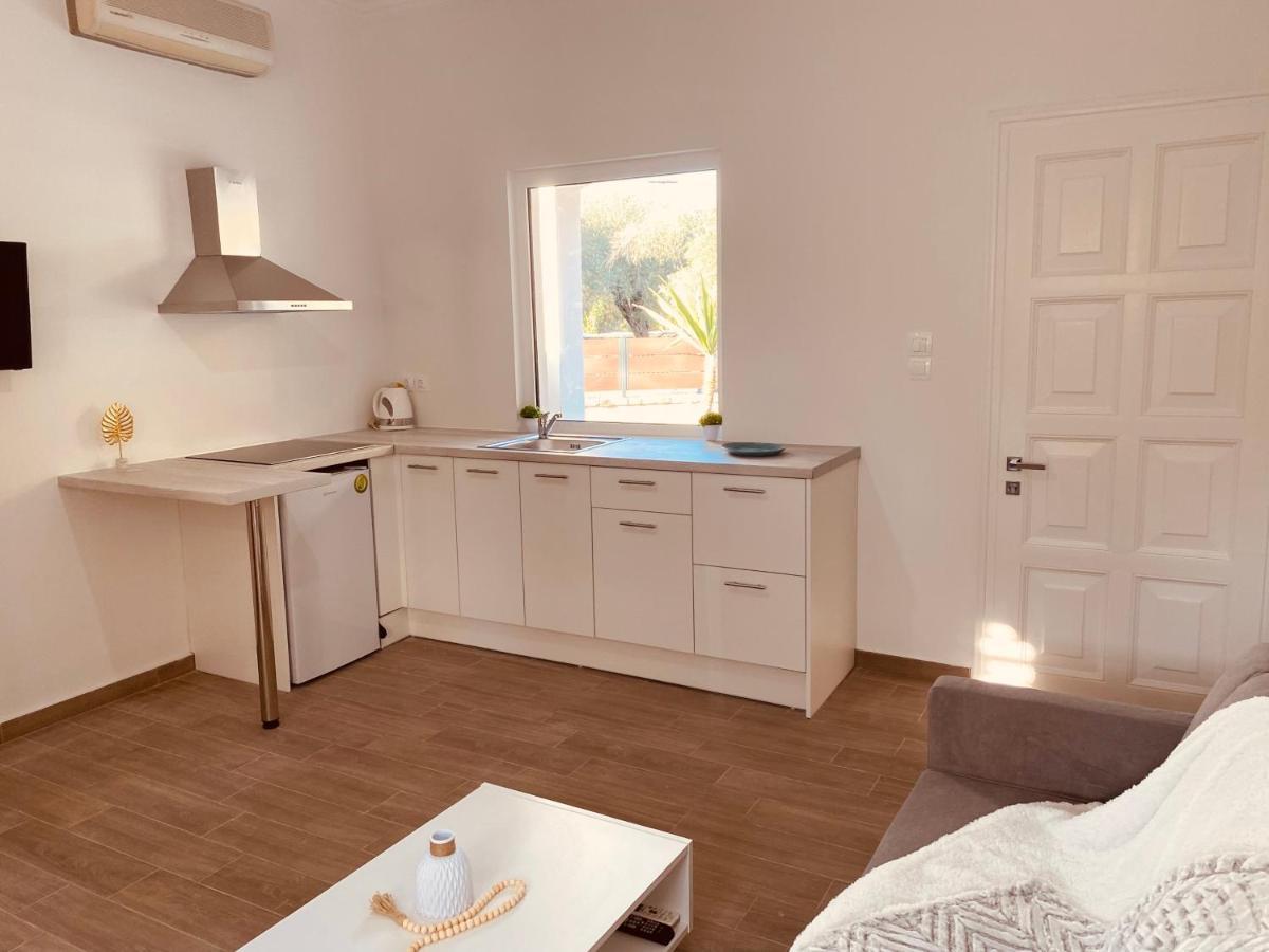 Louvros Luxury Suites Dassia  Buitenkant foto